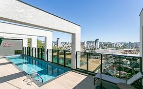 Village Lofts a 5 minutos da Vila Germânica com piscina aquecida no terraço